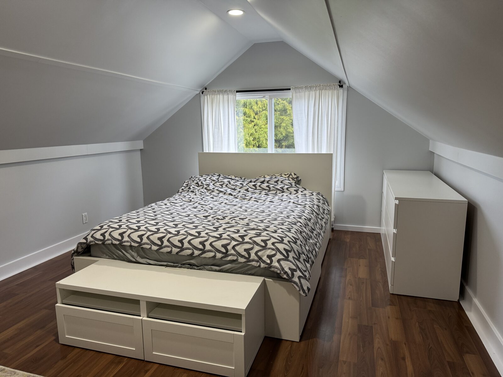 Bedroom alternate view